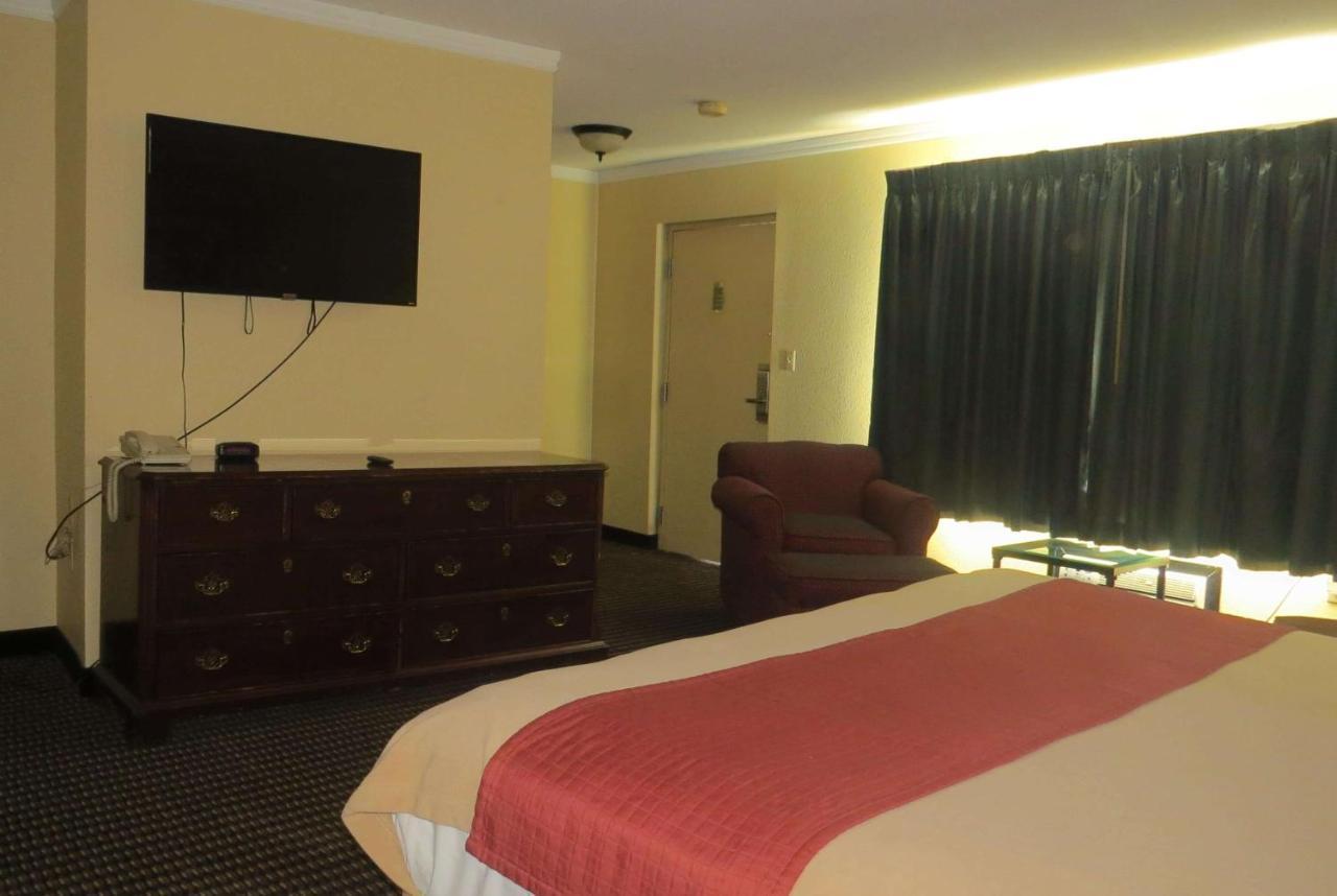 Travelodge By Wyndham Stratton Exterior photo