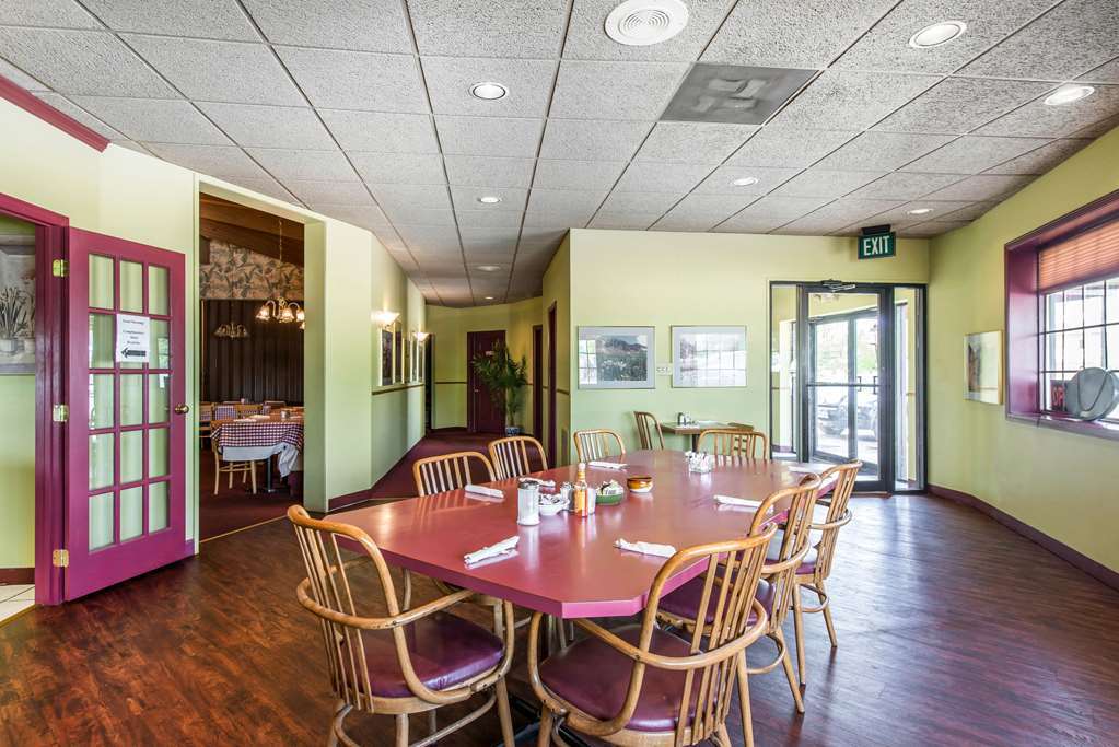 Travelodge By Wyndham Stratton Restaurant photo